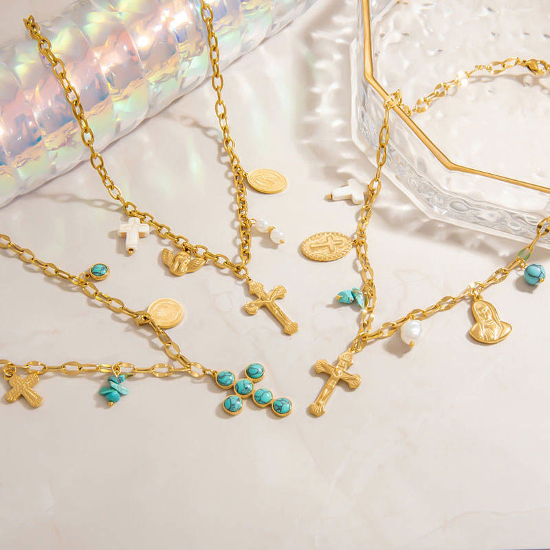 Collana con croce e medaglia in tre stili di Christianartworkshop: delicata devozione da indossare ogni giorno - image 3