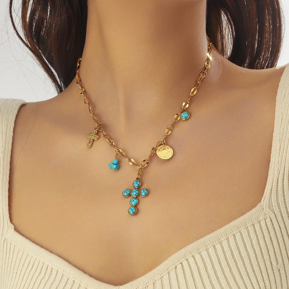 Collana con croce e medaglia in tre stili di Christianartworkshop: delicata devozione da indossare ogni giorno - image 1