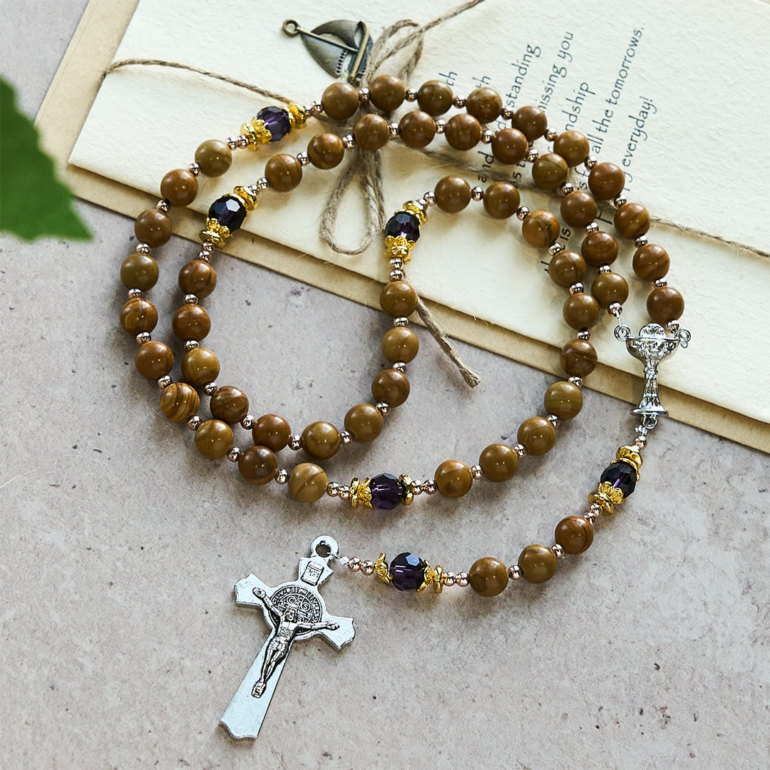 Rosario in pietra naturale con venature del legno giallo di Christianartworkshop con trigiunzione del Santo Graal e accenti viola - image 2