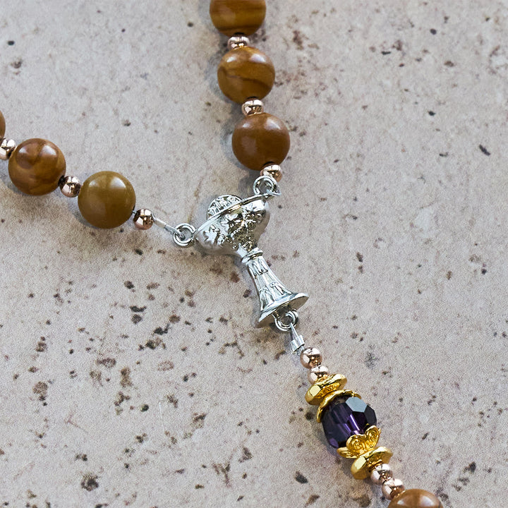Rosario in pietra naturale con venature del legno giallo di Christianartworkshop con trigiunzione del Santo Graal e accenti viola - image 8