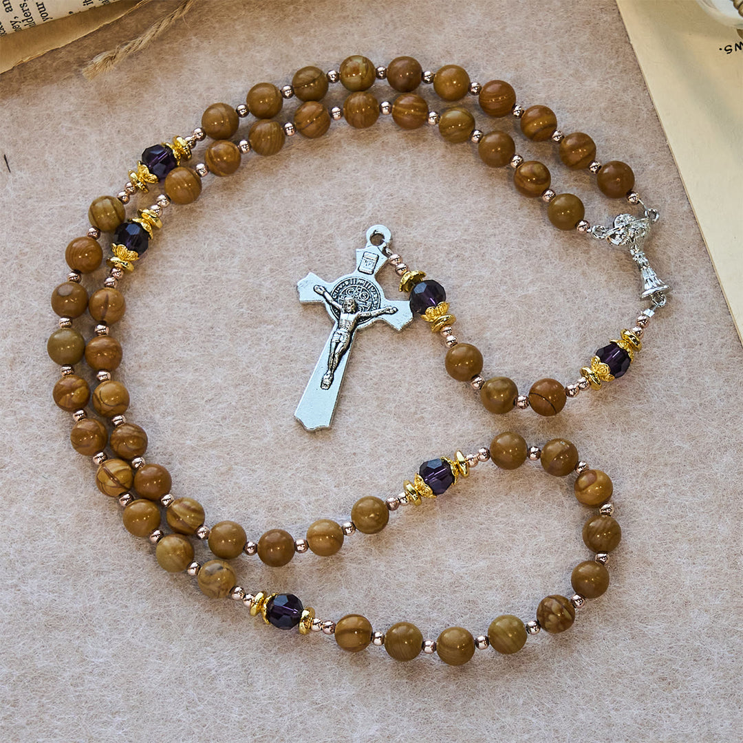 Rosario in pietra naturale con venature del legno giallo di Christianartworkshop con trigiunzione del Santo Graal e accenti viola - image 4