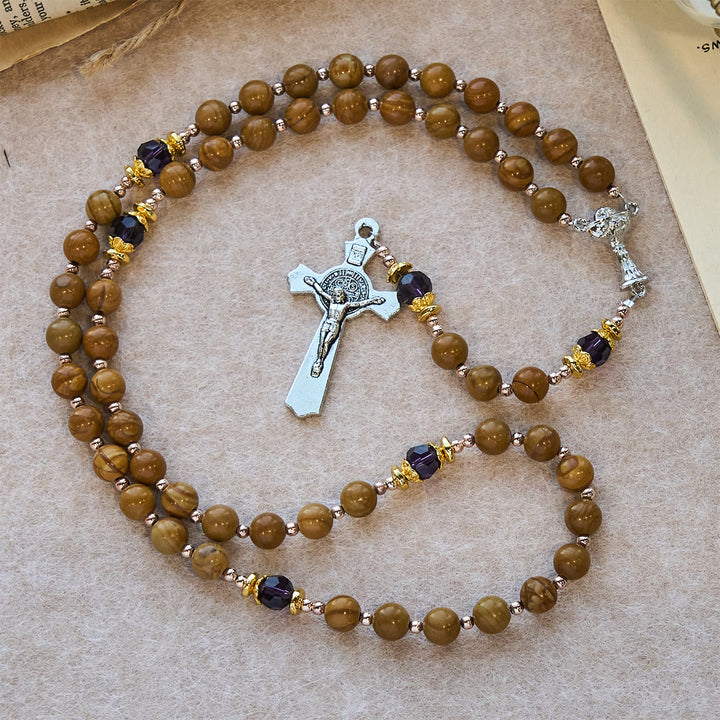 Rosario in pietra naturale con venature del legno giallo di Christianartworkshop con trigiunzione del Santo Graal e accenti viola - image 4