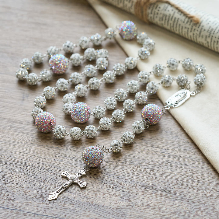 Christianartworkshop Rosario con grani scintillanti e Madonna e Crocifisso: silenzioso promemoria di grazia e devozione - image 3
