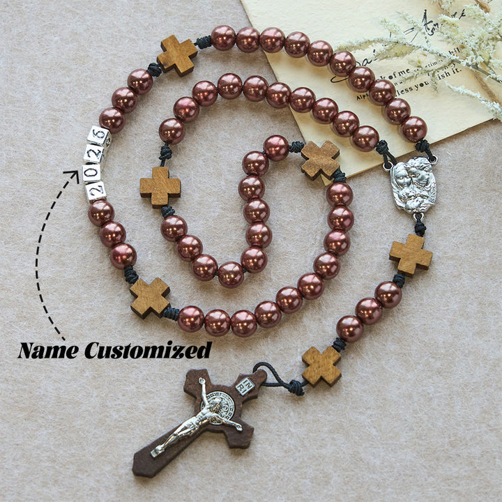 Christianartworkshop Croce di legno d'epoca e rosario rosso vino intenso: benedizione del nuovo anno 2026 con la Sacra Famiglia - Name Customized(All in capitals) - image 2
