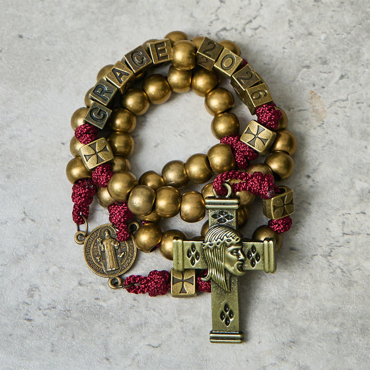 Christianartworkshop Rosario di San Benedetto in bronzo rosso Grace & Year: 2026 grani commemorativi con iniziali personalizzate - image 2