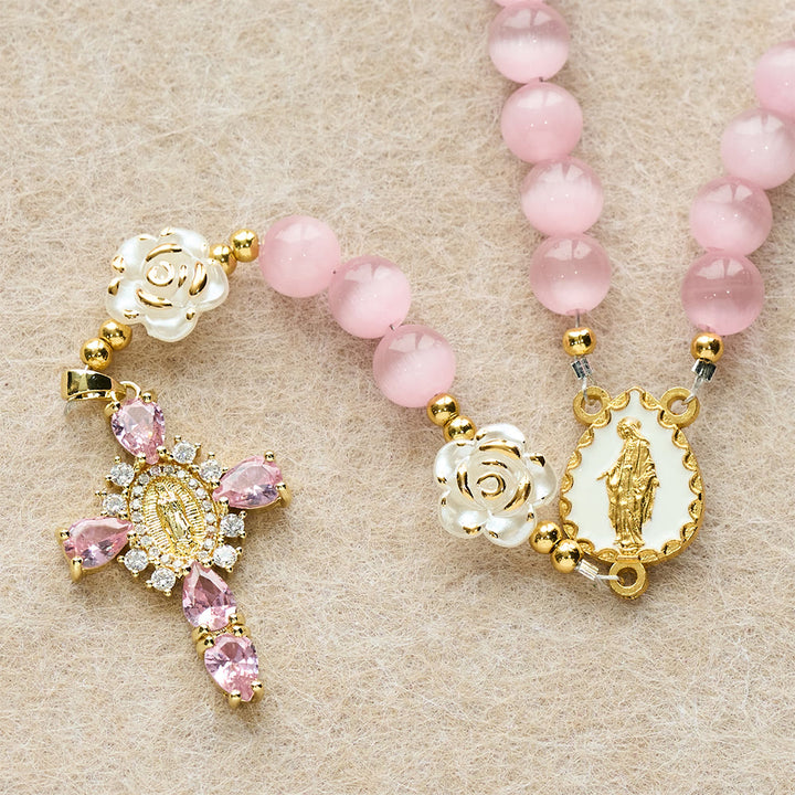 Christianartworkshop Rosario in rosa tenue con perline di rosa bianca e stemma della Santa Madre - image 6