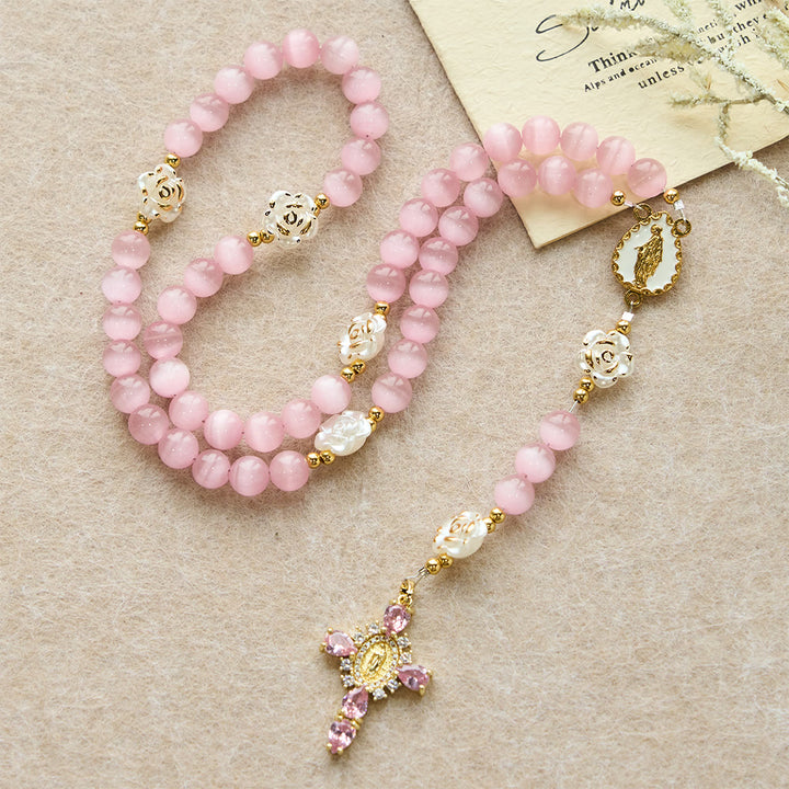 Christianartworkshop Rosario in rosa tenue con perline di rosa bianca e stemma della Santa Madre - image 2