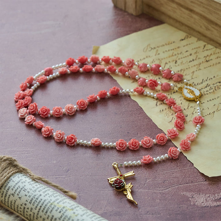 Rosario di camelia rosa tenue con la Madonna Christianartworkshop : accessorio di fede delicata - image 2
