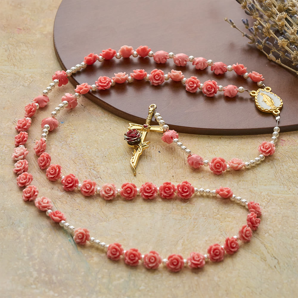 Rosario di camelia rosa tenue con la Madonna Christianartworkshop : accessorio di fede delicata - image 3
