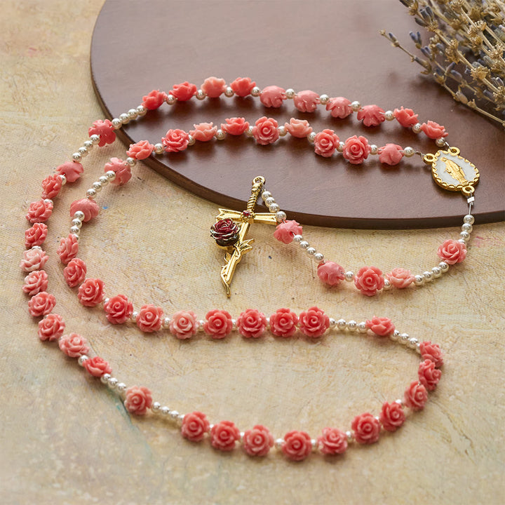 Rosario di camelia rosa tenue con la Madonna Christianartworkshop : accessorio di fede delicata - image 3