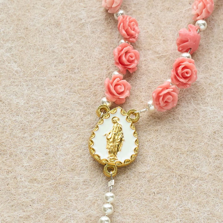 Rosario di camelia rosa tenue con la Madonna Christianartworkshop : accessorio di fede delicata - image 5