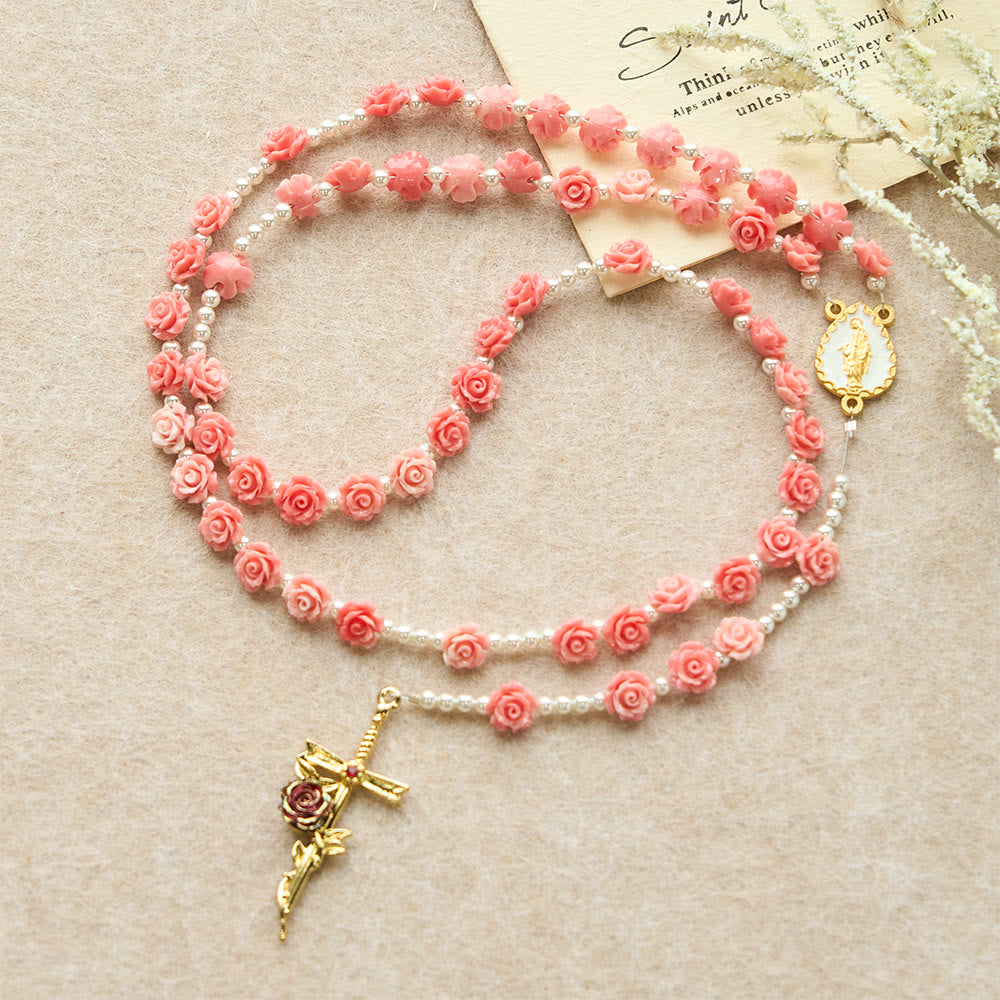 Rosario di camelia rosa tenue con la Madonna Christianartworkshop : accessorio di fede delicata - La Madonna e la Croce - image 0