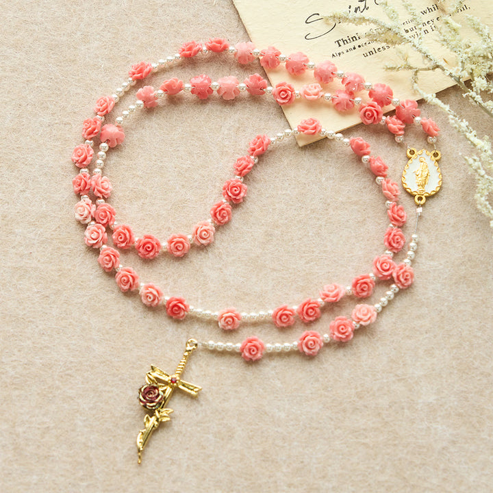 Rosario di camelia rosa tenue con la Madonna Christianartworkshop : accessorio di fede delicata - La Madonna e la Croce - image 0