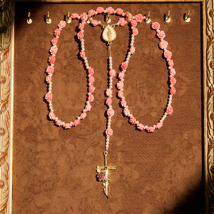 Rosario di camelia rosa tenue con la Madonna Christianartworkshop : accessorio di fede delicata - image 7