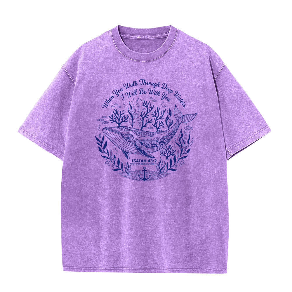 Christianartworkshop Isaia 43:2 Balena Oceano Graphic T-shirt unisex lavata - Viola - 5XL - image 3