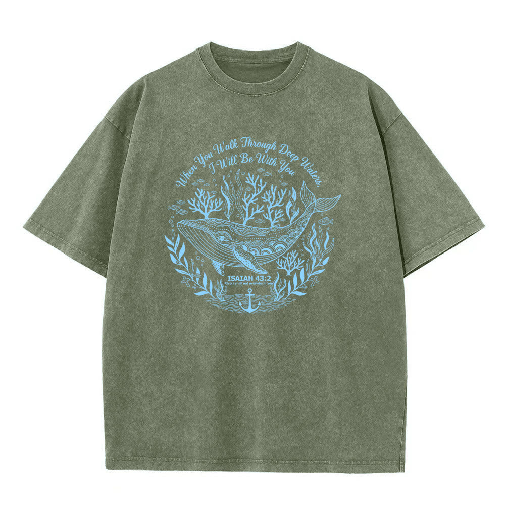 Christianartworkshop Isaia 43:2 Balena Oceano Graphic T-shirt unisex lavata - Verde militare - 5XL - image 2