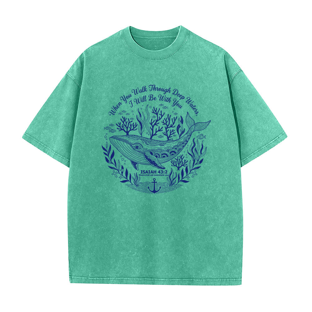 Christianartworkshop Isaia 43:2 Balena Oceano Graphic T-shirt unisex lavata - Verde - 5XL - image 1