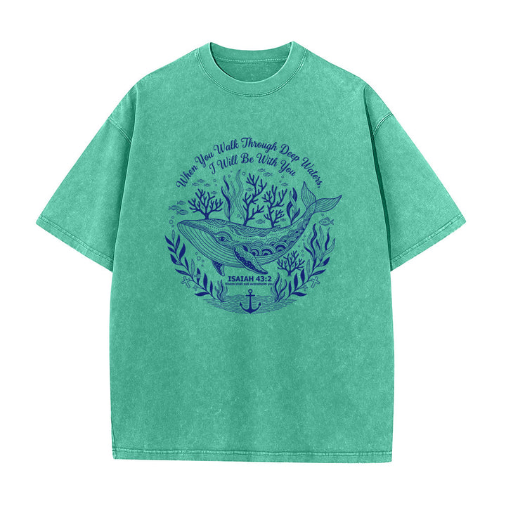 Christianartworkshop Isaia 43:2 Balena Oceano Graphic T-shirt unisex lavata - Verde - 5XL - image 1