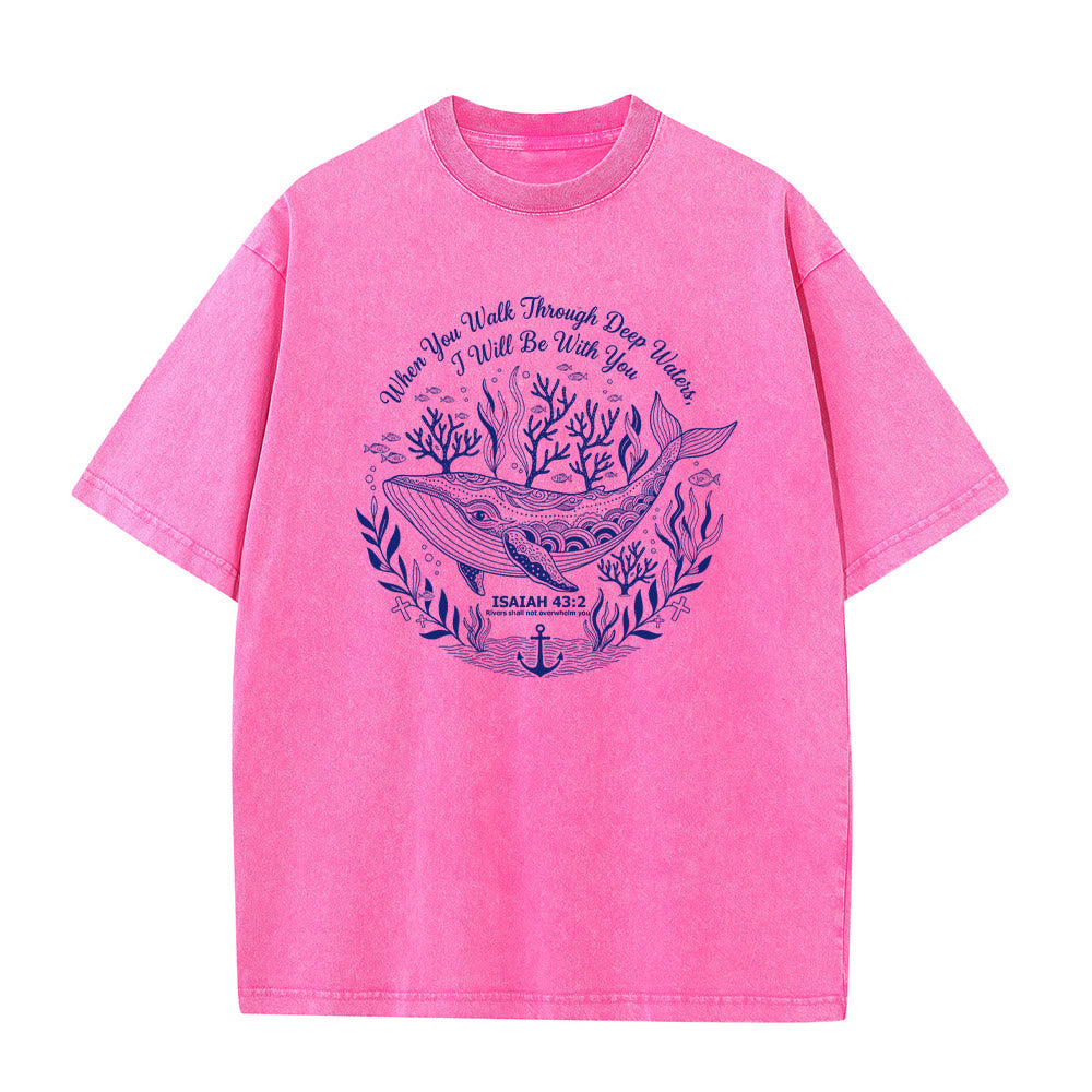 Christianartworkshop Isaia 43:2 Balena Oceano Graphic T-shirt unisex lavata - Rosa - 5XL - image 0