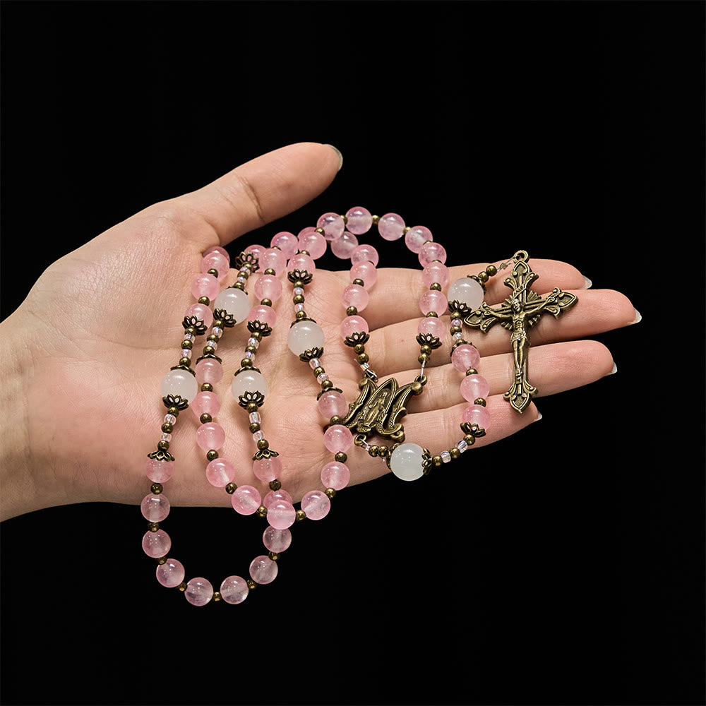Christianartworkshop Rosario con crocifisso decorato in vetro rosa e perline di vetro bianco: incarna la sua dolce grazia - image 1