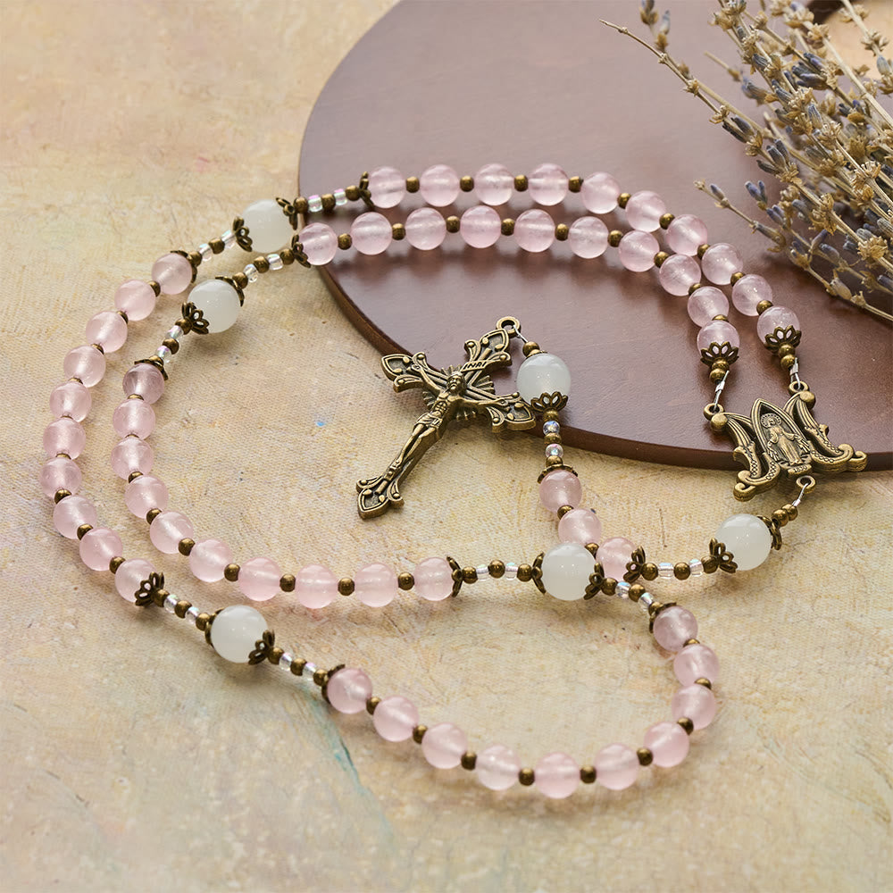 Christianartworkshop Rosario con crocifisso decorato in vetro rosa e perline di vetro bianco: incarna la sua dolce grazia - image 5