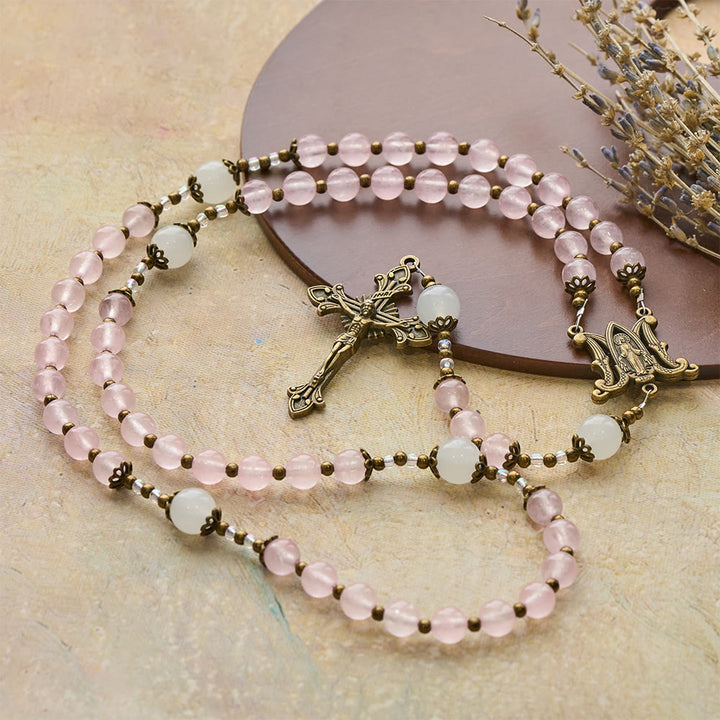 Christianartworkshop Rosario con crocifisso decorato in vetro rosa e perline di vetro bianco: incarna la sua dolce grazia - image 5