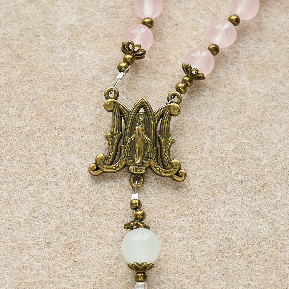 Christianartworkshop Rosario con crocifisso decorato in vetro rosa e perline di vetro bianco: incarna la sua dolce grazia - image 7