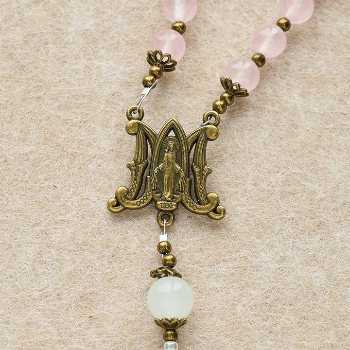 Christianartworkshop Rosario con crocifisso decorato in vetro rosa e perline di vetro bianco: incarna la sua dolce grazia - image 7