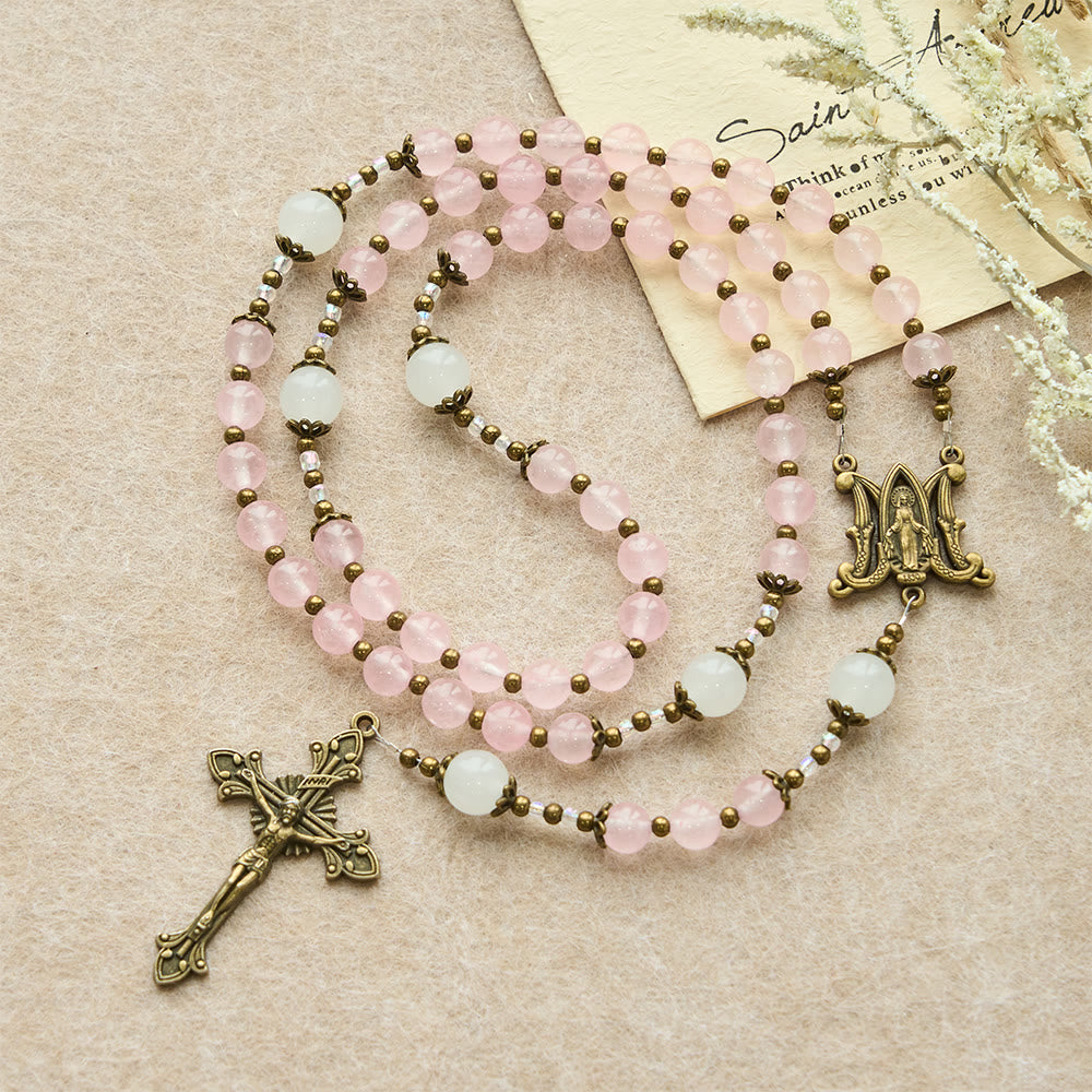 Christianartworkshop Rosario con crocifisso decorato in vetro rosa e perline di vetro bianco: incarna la sua dolce grazia - image 4