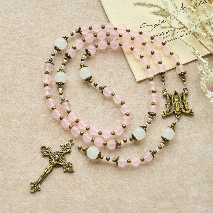 Christianartworkshop Rosario con crocifisso decorato in vetro rosa e perline di vetro bianco: incarna la sua dolce grazia - image 4