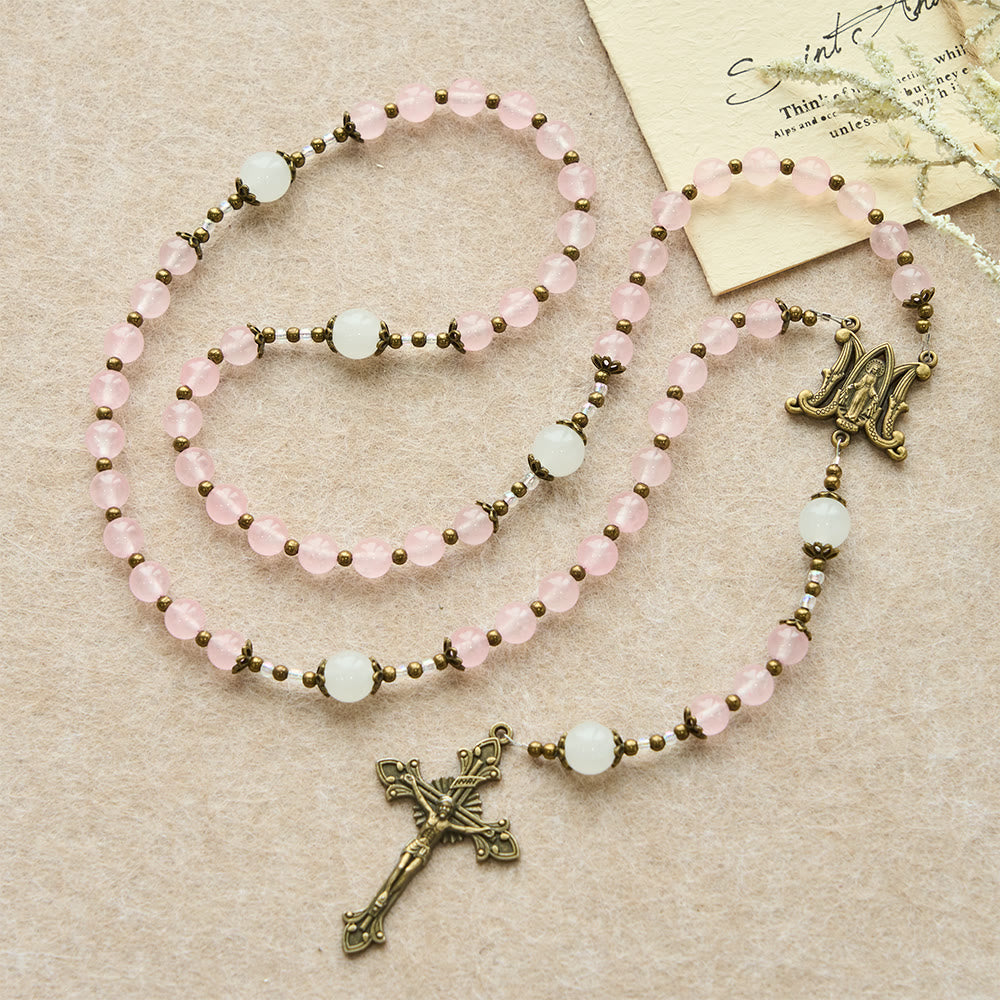 Christianartworkshop Rosario con crocifisso decorato in vetro rosa e perline di vetro bianco: incarna la sua dolce grazia - image 3