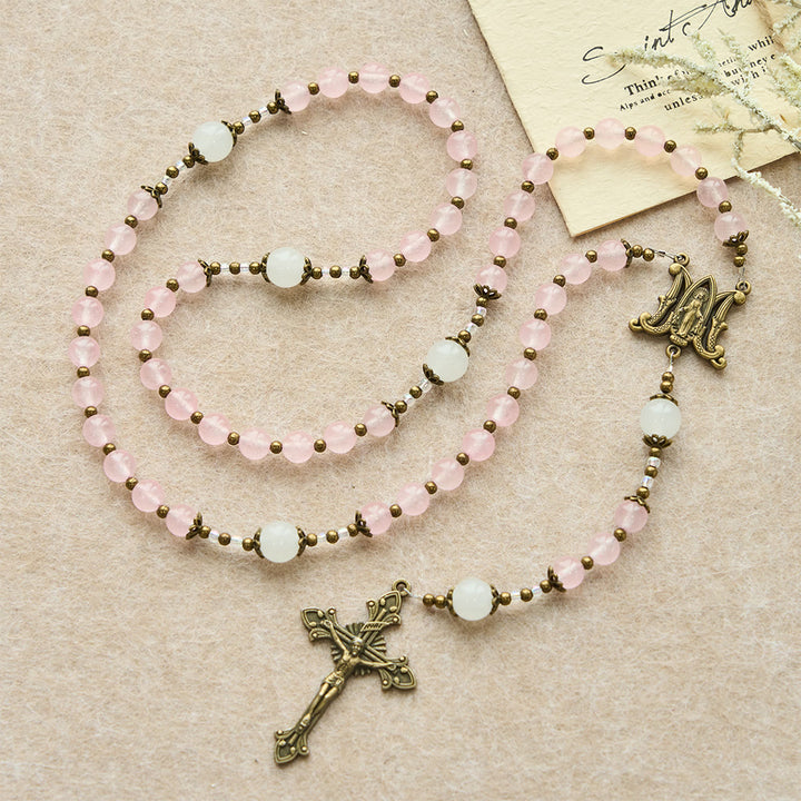 Christianartworkshop Rosario con crocifisso decorato in vetro rosa e perline di vetro bianco: incarna la sua dolce grazia - image 3