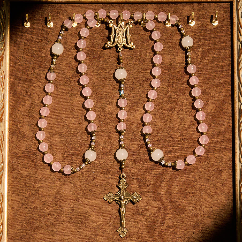 Christianartworkshop Rosario con crocifisso decorato in vetro rosa e perline di vetro bianco: incarna la sua dolce grazia - image 2