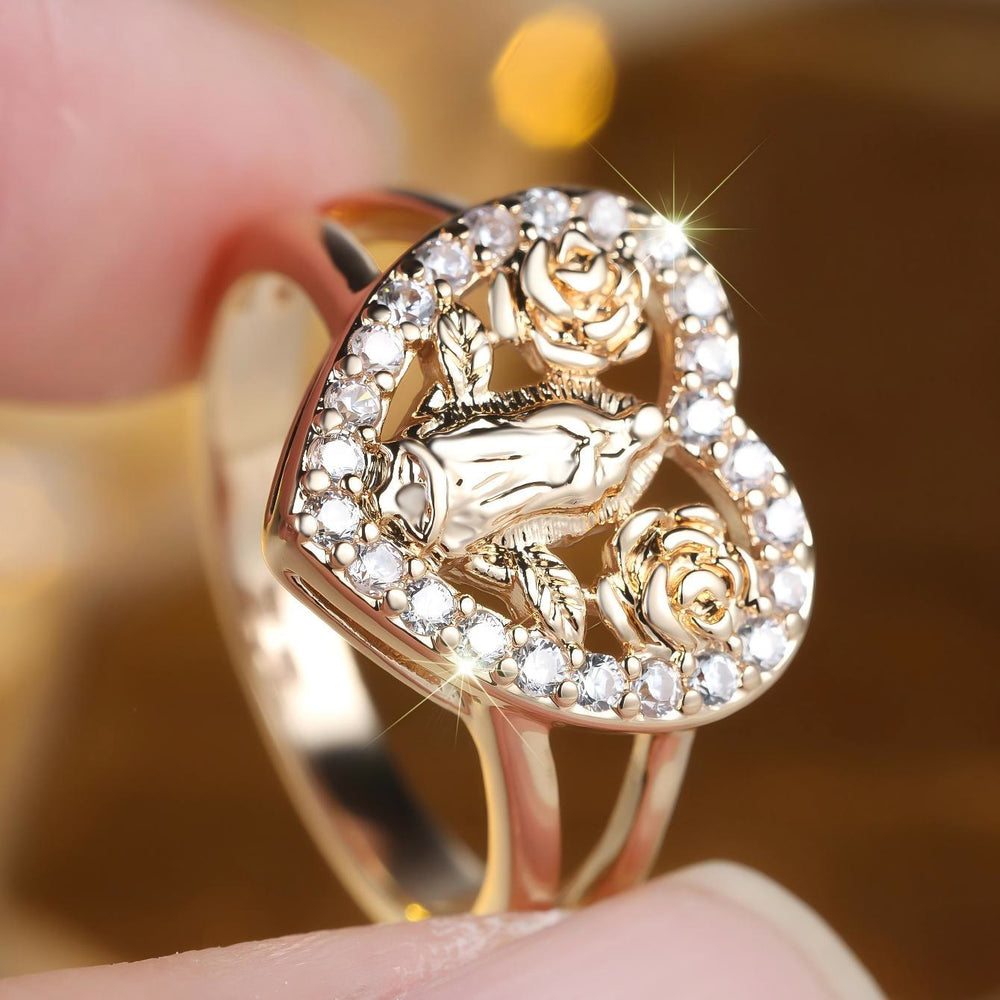 Anello con motivo della Madonna a forma di cuore Christianartworkshop con dettagli di rosa: indossalo ogni giorno per portare con te la sua cura - image 1