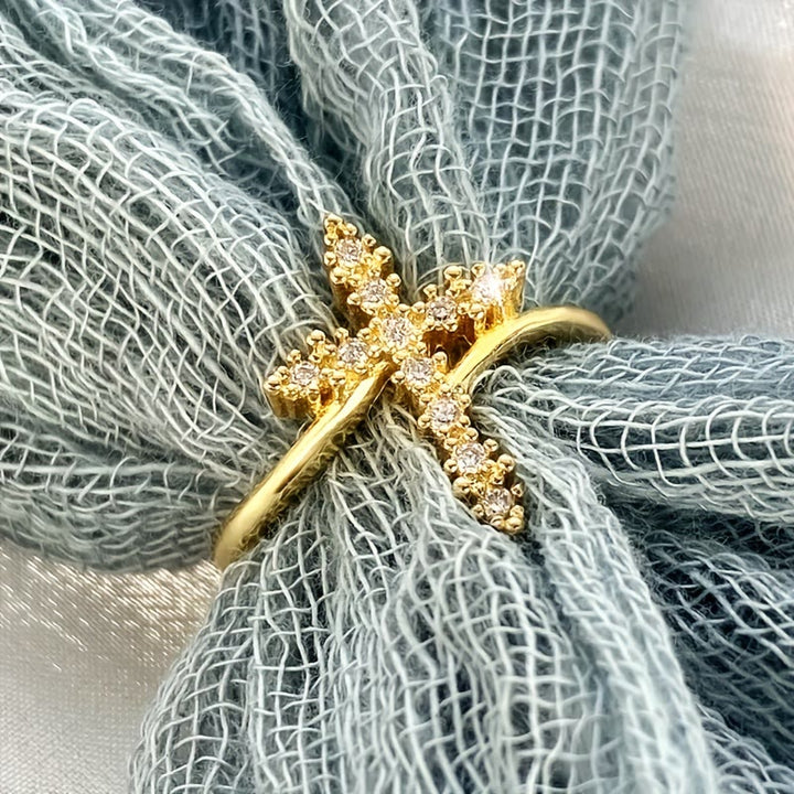 Anello a croce Christianartworkshop con accenti di zirconi cubici a grappolo: incarna la Sua dolce grazia - image 3