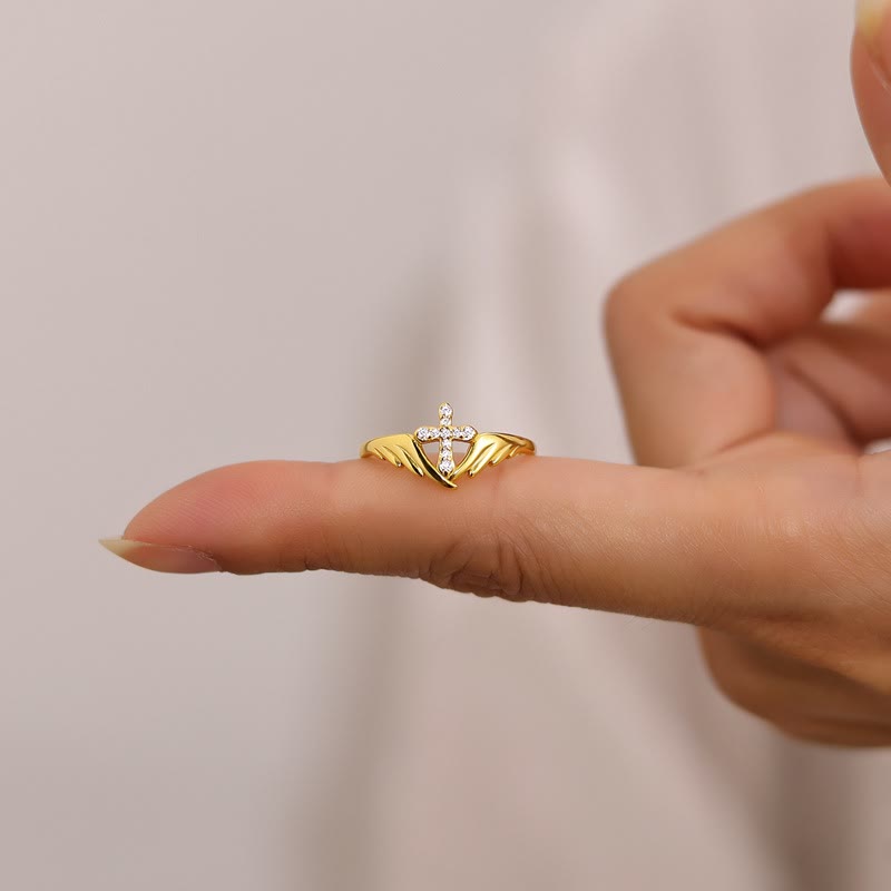 Anello a forma di croce in argento con zirconi cubici Christianartworkshop : incarna la sua protezione angelica - Dorato (adatto per taglie USA 5-9) - image 1