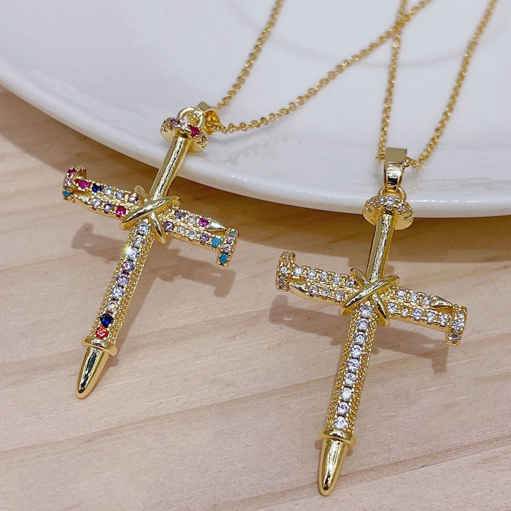 Christianartworkshop Collana con croce ispirata alle unghie e zirconi cubici: tieni stretta la Sua grazia - image 0