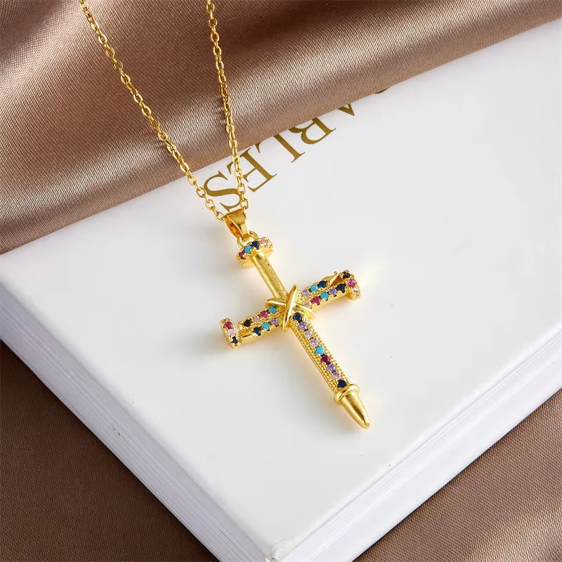 Christianartworkshop Collana con croce ispirata alle unghie e zirconi cubici: tieni stretta la Sua grazia - image 7