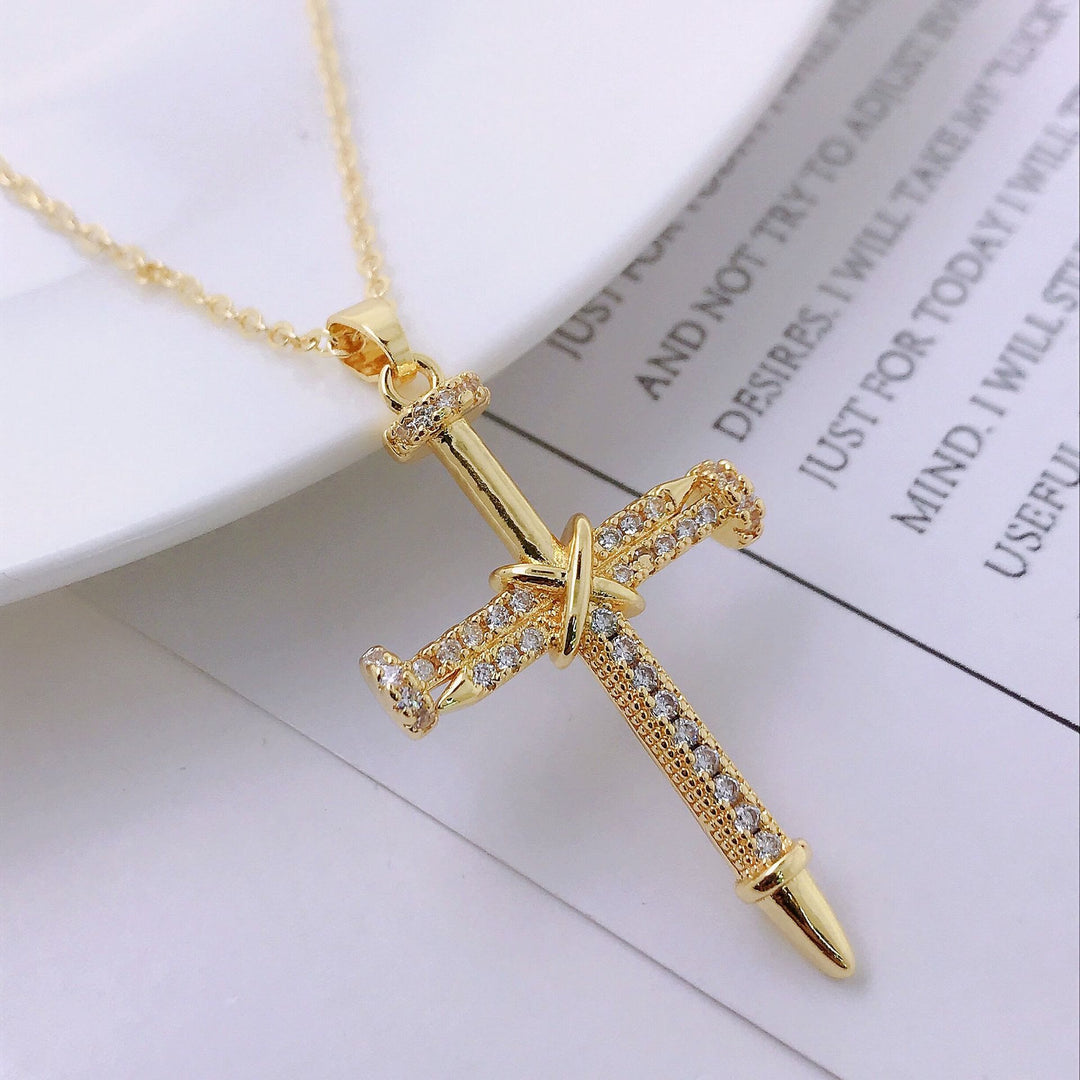 Christianartworkshop Collana con croce ispirata alle unghie e zirconi cubici: tieni stretta la Sua grazia - D'oro - image 10