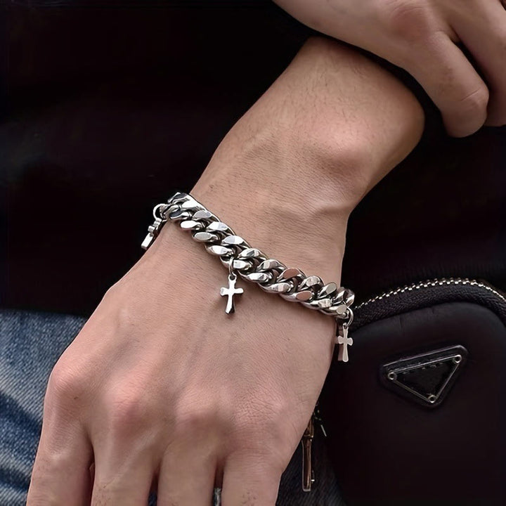 Bracciale a catena con ciondolo a forma di croce pendente Christianartworkshop : incarna la sua audace grazia - image 1
