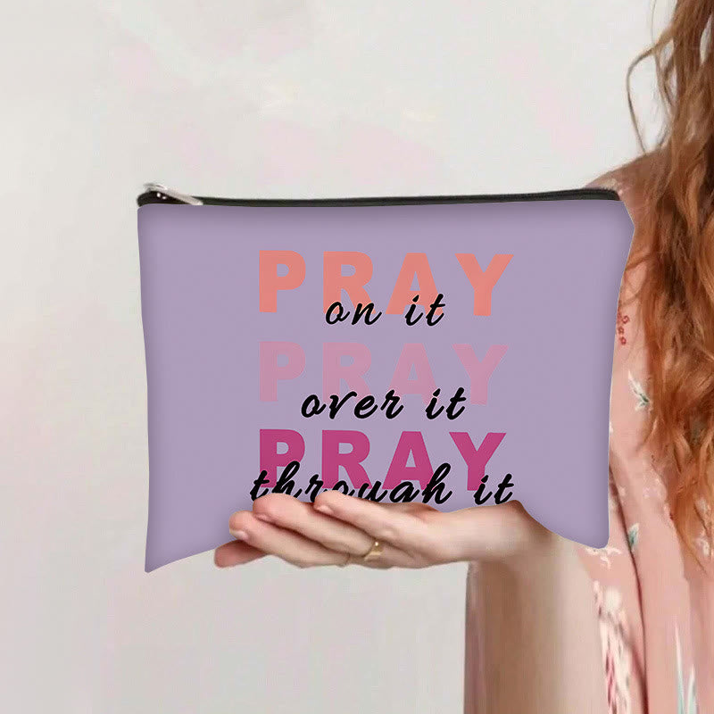 Christianartworkshop Borsa da viaggio per cosmetici Pray On It, Pray Over It, Pray Through It - Viola - image 4
