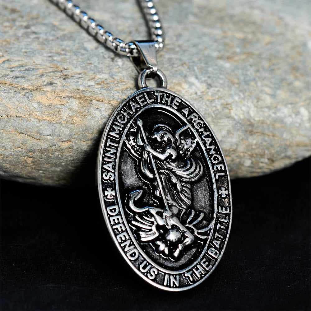 Christianartworkshop Collana con medaglione ovale "San Michele difendici nella battaglia": incarna la sua coraggiosa protezione - San Michele - image 0