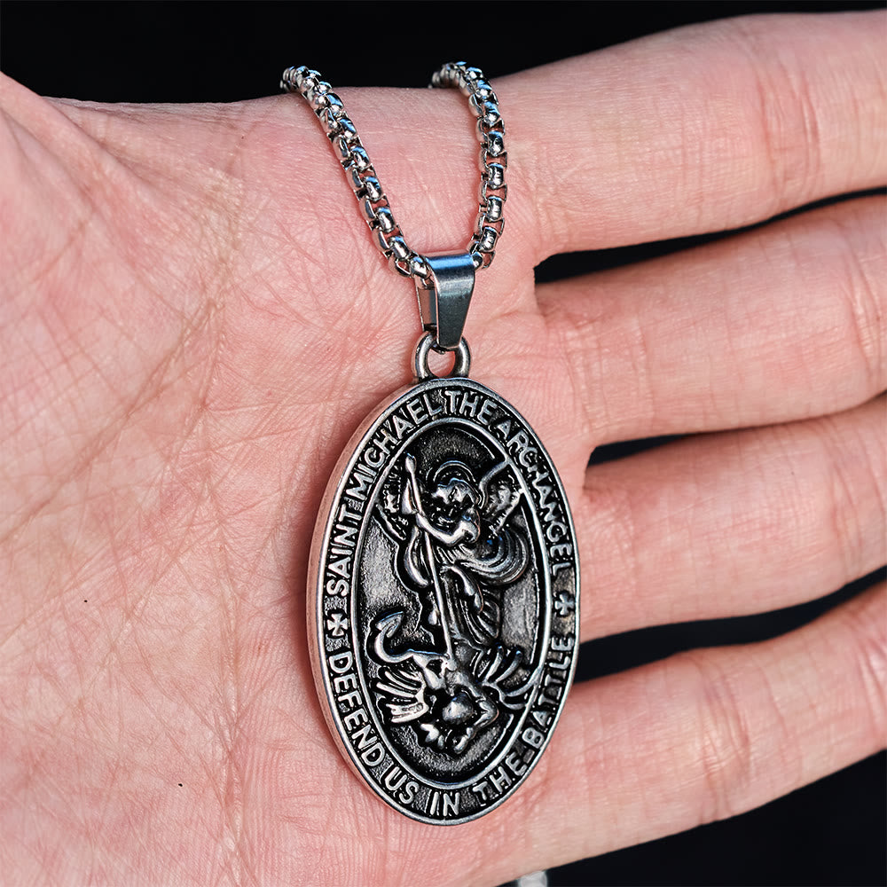 Christianartworkshop Collana con medaglione ovale "San Michele difendici nella battaglia": incarna la sua coraggiosa protezione - image 1