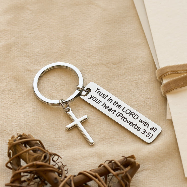 Christianartworkshop Portachiavi con versetto della Bibbia inciso e ciondolo a forma di croce: porta le promesse di Gesù ovunque tu vada - Proverbi 3:5 - image 2