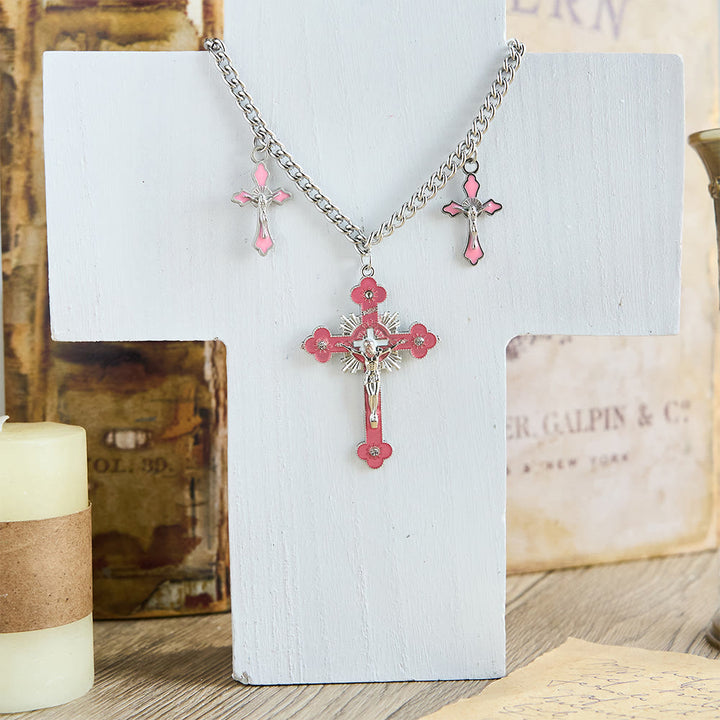 Christianartworkshop Collana con ciondolo a tripla croce, realizzata a mano in stile classico e colorato - Rosa - image 1