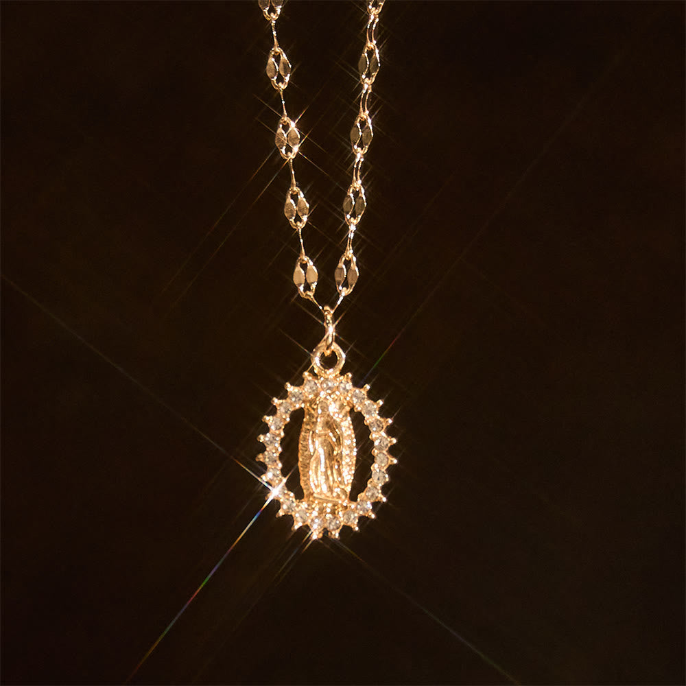 Christianartworkshop Collana ovale della Madonna con zirconi cubici incastonati: incarna la sua tenera grazia - image 1