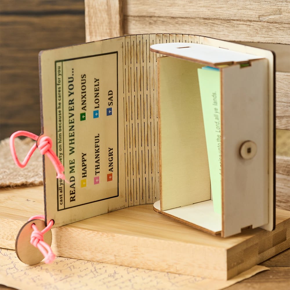 Christianartworkshop Scatola porta-carte in legno fatta a mano con versi: silenzioso promemoria di conforto e grazia - image 1