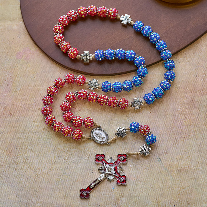 Christianartworkshop Rosario con perline di diamanti abbaglianti rossi e blu con accenti a croce maltese - image 3