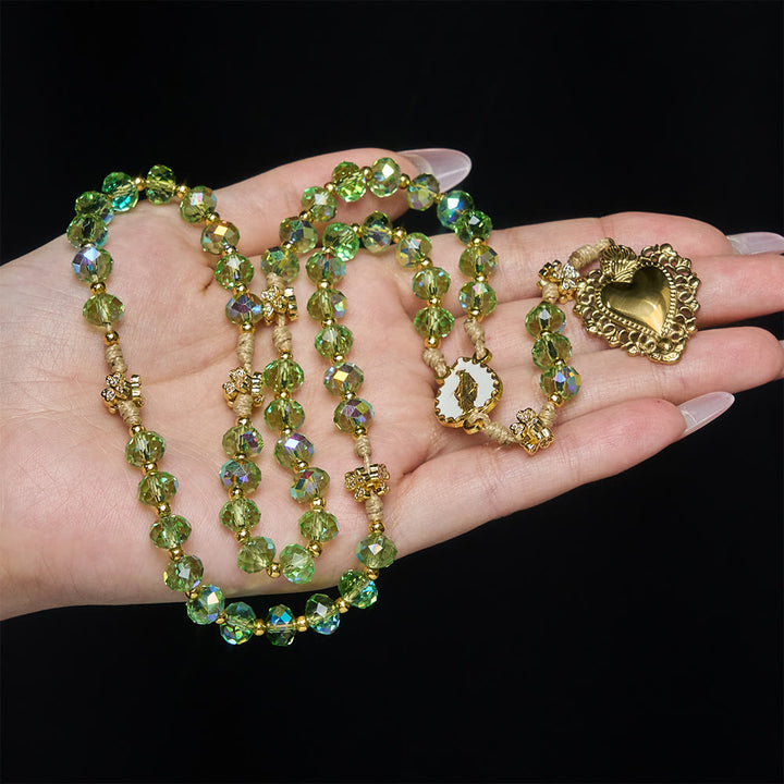 Christianartworkshop Rosario del quadrifoglio fortunato e del Sacro Cuore con perline verdi iridescenti e medaglia del Sacro Cuore - image 1