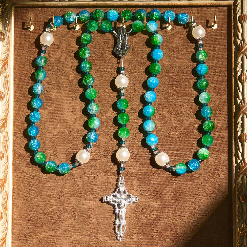 Christianartworkshop Rosario in vetro sfumato blu-verde con mani in preghiera e crocifisso - image 6